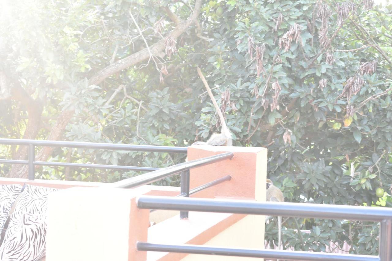 Secrets Guest House Entebbe Extérieur photo