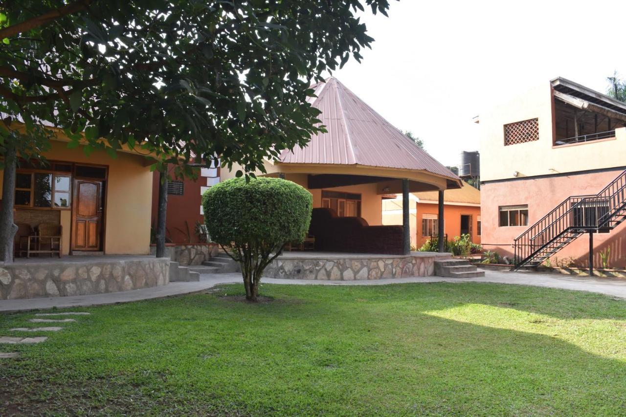 Secrets Guest House Entebbe Extérieur photo