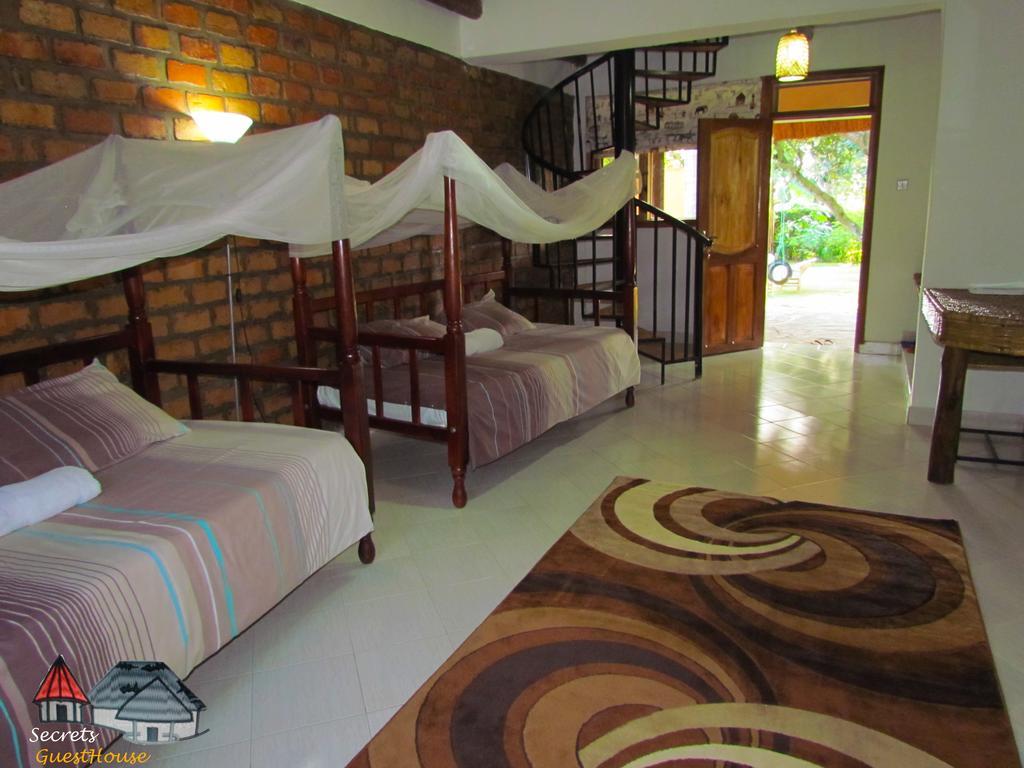 Secrets Guest House Entebbe Extérieur photo
