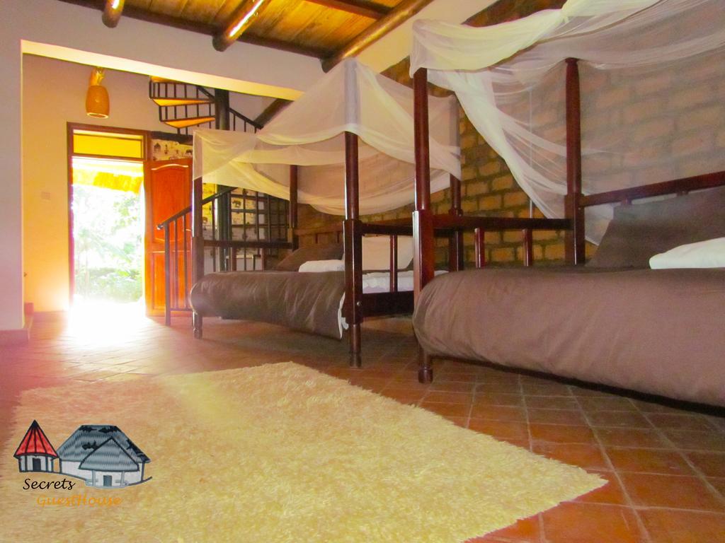 Secrets Guest House Entebbe Extérieur photo