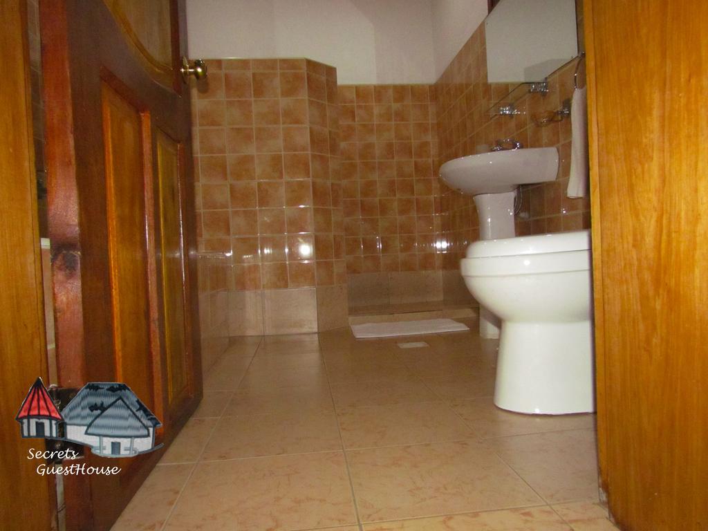 Secrets Guest House Entebbe Extérieur photo