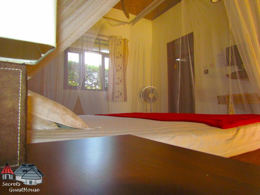 Secrets Guest House Entebbe Extérieur photo